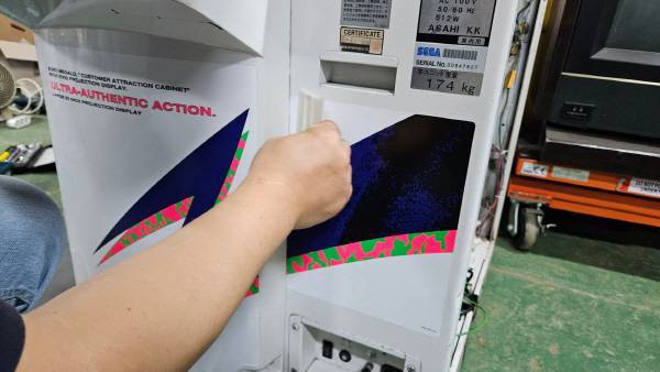 분무기로 물을 뿌리고 스티커를 깔끔하게 붙여주는 모습