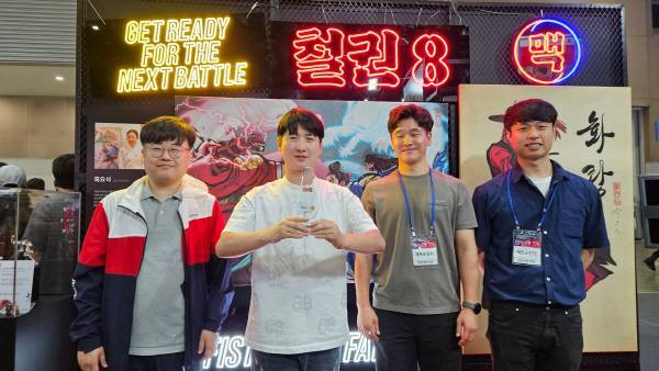 이후 반다이남코 부스에서 최종 기념샷을 찍는 모습