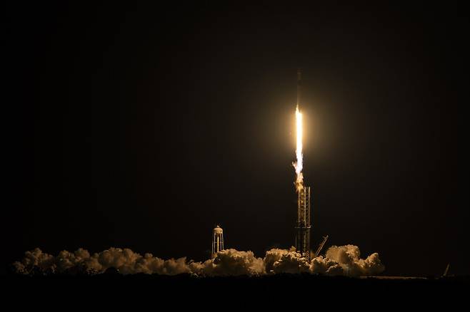 스페이스엑스의 팰컨9 로켓이 28일 스타링크 위성을 싣고 이륙하고 있다. 스페이스엑스는 이날 한 로켓을 30번 발사하는 대기록을 세웠다. 스페이스엑스 제공