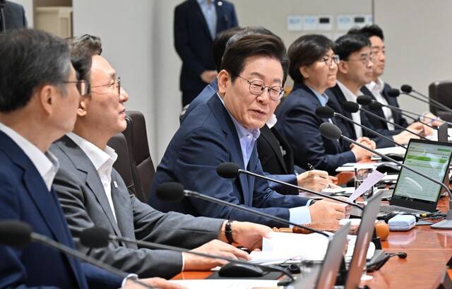 이재명 대통령(왼쪽 세번째)이 29일 서울 용산 대통령실 청사에서 열린 임시 국무회의에서 모두발언을 하고 있다. 대통령실사진기자단