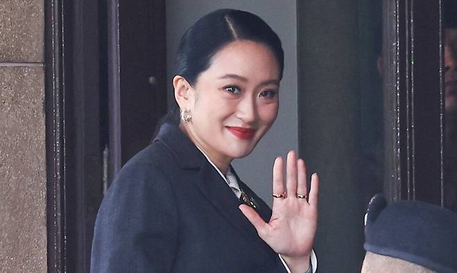 패통탄 친나왓 타이 총리가 29일 헌법재판소 해임 결정이 나오기 전 정부 청사에 도착하고 있다. 로이터 연합뉴스