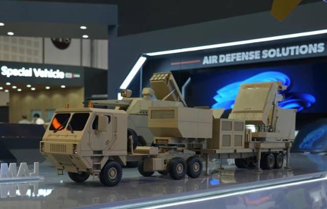 2월 아랍에미리트(UAE)에서 열린 국제 방산 전시회 'IDEX 2025'에 한화시스템의 LAMD 다기능 레이다 모형이 전시돼 있다. 한화시스템 제공