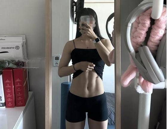 경기 포천시청 소속 역도선수 A씨가 자신의 인스타그램에 올린 복근 사진. 한 민원인은 지난 23일 국민신문고를 통해 이 사진 관련으로 포천시에 A씨에 대한 징계요청 민원을 넣었다. A씨 인스타그램 캡처