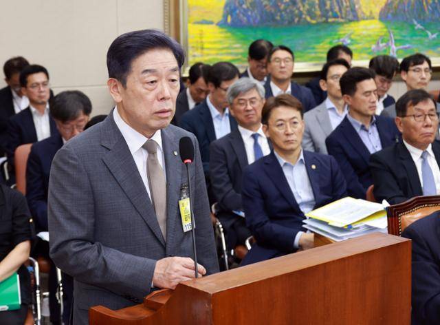 김형석 독립기념관장이 21일 서울 여의도 국회에서 열린 정무위원회 전체회의에서 의원질의에 답하고 있다. 뉴시스