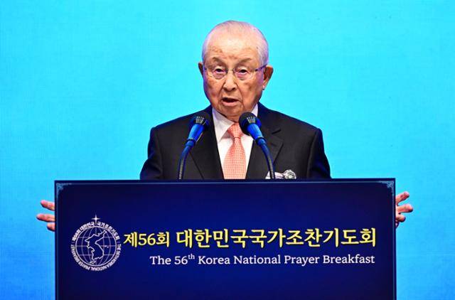 김장환 수원중앙침례교회 원로목사가 지난해 11월 22일 서울 중구 신라호텔에서 열린 제56회 국가조찬기도회에 참석해 설교하고 있다. 한국일보 자료사진