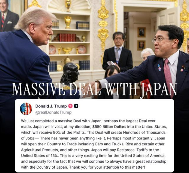 도널드 트럼프(왼쪽) 미국 대통령이 지난달 22일 미 워싱턴 백악관 집무실에서 아카자와 료세이 일본 경제재생담당장관과 무역 협상 타결 후 악수하고 있다. 백악관은 이튿날 엑스(X)에 이 사진을 게재했다. 뉴스1