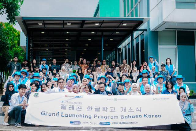 포스코그룹 임직원들과 한글학교 교육생들이 함께 한글학교 개소를 축하하고 있다.