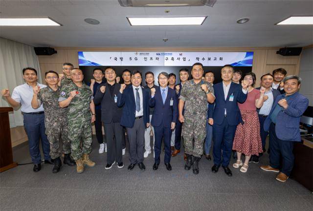 KT와 국방부, 한국지능정보사회진흥원(NIA) 주요 관계자들이 사업 착수보고회에서 기념촬영하고 있다.