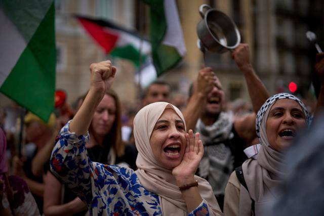 27일 스페인 바르셀로나에서 친팔레스타인 시위대가 가자지구 주민들과의 연대 시위 도중 분노를 표출하고 있다. 바르셀로나=AP 뉴시스