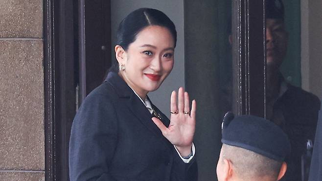 29일(현지시간) 직무정지된 패통탄 친나왓 태국 총리가 헌법재판소의 총리 해임 판결에 앞서 태국 방콕의 정부 관저에 도착하는 모습.
