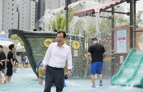 이현재 시장이 미사호수공원 물놀이장을 찾아 현장 상태를 점검하고 있다. [사진=하남시]