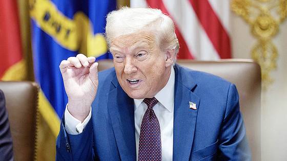 도널드 트럼프 미국 대통령이 26일(현지시간) 백악관 내각 회의실에서 주재한 국무회의에서 한국을 포함한 주요국가와의 무역협상을 자신의 주요 성과로 제시했다. 이재명 대통령과의 정상회담 다음날 열린 이날 국무회의는 3시간 넘게 진행됐고, 회의 전 과정이 생중계됐다. EPA=연합뉴스