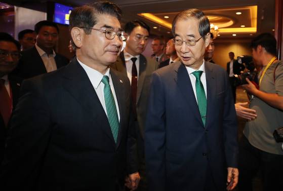 한덕수 전 국무총리(오른쪽)와 김용현 전 국방부 장관이 지난해 9월 11일 오전 서울 중구 소공동 롯데호텔에서 열린 2024 서울안보대화에서 이야기를 나누고 있다. 뉴스1