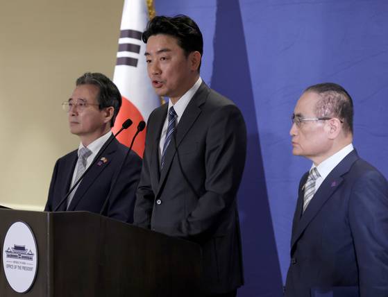 강훈식 대통령실 비서실장(가운데)과 위성락 국가안보실장(오른쪽), 김용범 정책실장이 25일(현지시간) 저녁 미국 워싱턴의 한 호텔에서 한미정상회담 관련 브리핑을 하고 있다. 대통령실사진기자단