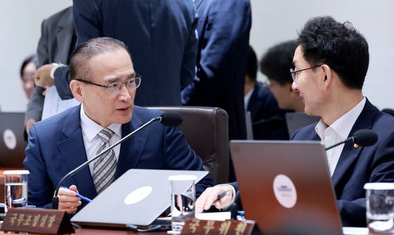 위성락 국가안보실장(왼쪽)과 윤창렬 국무조정실장이 29일 서울 용산 대통령실 청사에서 이재명 대통령 주재로 열린 임시 국무회의에 참석해 논의하고 있다. 연합뉴스