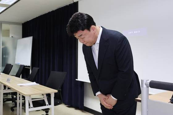 백종원 더본코리아 대표가 지난 3월 서울 서초구 스페이스쉐어 강남역센터에서 열린 첫 정기 주주총회에서 주주들을 향해 사과하고 있다.   지난해 11월 6일 유가증권시장에 상장한 더본코리아는 지난 1월 말 제기된 '빽햄'의 품질 논란부터 최근 제기된 농지법 위반 의혹과 된장 등 자사 제품의 원산지 표기 오류, 새마을식당 온라인 카페에서 운영된 '직원 블랙리스트' 게시판, 농약 분무기 사용 등으로 약 두 달 동안 구설에 올랐다.