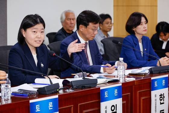 임은정 서울동부지방검찰청 검사장이 29일 서울 여의도 국회의원회관에서 열린 검찰개혁 긴급 공청회 '검찰개혁의 쟁점은 무엇인가? - 국민이 바라는 검찰개혁의 속도와 방향'에서 토론하고 있다. 왼쪽부터 임 검사장, 한동수 전 대검찰청 감찰부장, 박은정 조국혁신당 의원.뉴스1