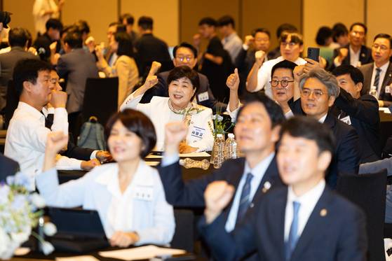 더불어민주당 의원들이 29일 인천 중구 파라다이스시티 컨벤션센터에서 열린 2025 정기국회 더불어민주당 국회의원 워크숍에서 구호를 외치고 있다. 뉴스1