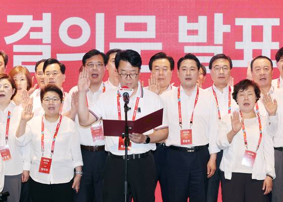 29일 인천국제공항공사 항공교육원에서 열린 2025 국민의힘 국회의원 연찬회에서 장동혁 대표, 송언석 원내대표 등 의원들이 결의문을 발표하고 있다. 연합뉴스