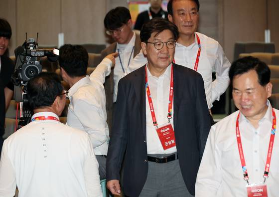 국민의힘 권성동 의원이 28일 인천국제공항공사 항공교육원에서 열린 2025 국민의힘 국회의원 연찬회에 참석하고 있다. 연합뉴스