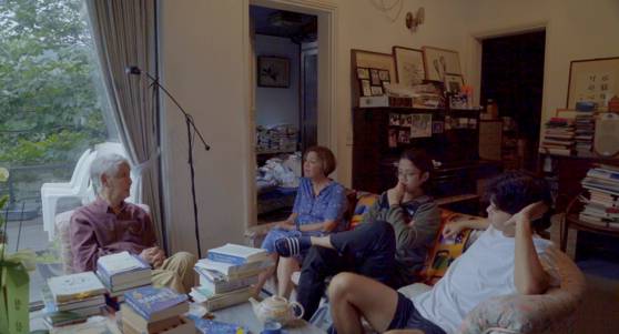 길냥이를 소중히 보살피고, 아침에 신문을 줍는 일로 하루를 시작하고, 가족과 시간을 보내는 ‘인간 김우창’의 삶이 영화에 담겼다. [사진 영화사 시월]