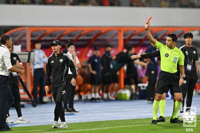 ▲ 김우성 주심이 27일 강릉하이원아레나에서 열린 강원FC와 전북현대의 2025 하나은행 코리아컵 준결승 2차전에서 거스 포옛 감독에게 퇴장을 명령하고 있다.  대한축구협회 제공