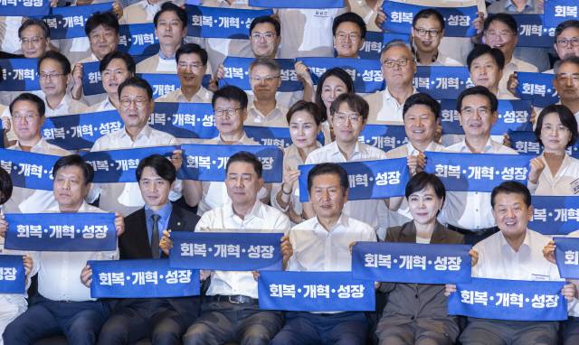 ▲ (사진 왼쪽부터)28일 인천시 중구 파라다이스시티 컨벤션에서 열린 더불어민주당 의원단 워크숍에서 정청래 대표와 김병기 원내대표를 비롯한 의원들이 기념 촬영 도중 구호를 외치고 있다. 이날 인천국제공항공사 항공교육원에서 열린 2025 국민의힘 국회의원 연찬회에서 장동혁 대표, 송언석 원내대표 등 참석자들이 구호를 외치고 있다.  연합뉴스