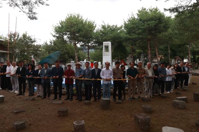 ▲ ▲최명서 군수와 김대경 부의장,박상헌 문화관광재단 대표,서철수 동강문학회장 등이 작품전 개막식을 하고 있다.