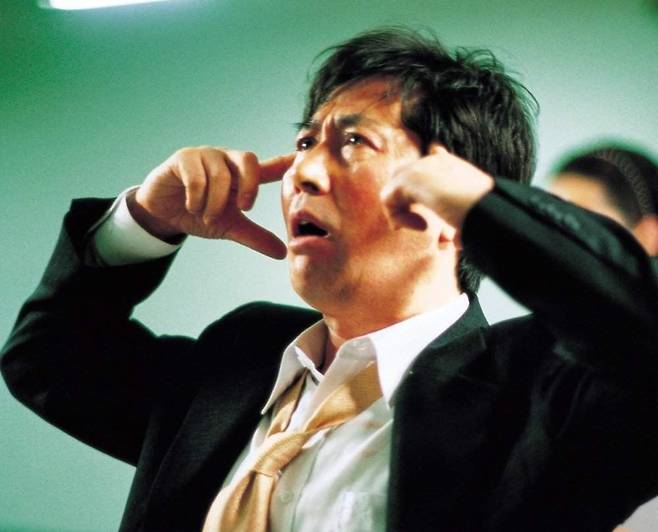 영화 '지구를 지켜라!'에서 외계인으로 점 찍혀 납치당하는 강만식(백윤식)의 모습. '부고니아'에선 미셸(엠마 스톤)으로 성별이 바뀐다. /CJ ENM