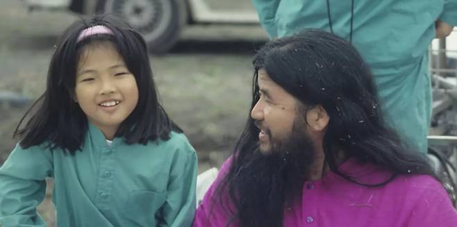 어린 시적 마쓰모토 리카와 옴진리교 교수 아사하라 쇼코. /사진=다큐멘터리 영화 ‘내가 그의 딸이다’