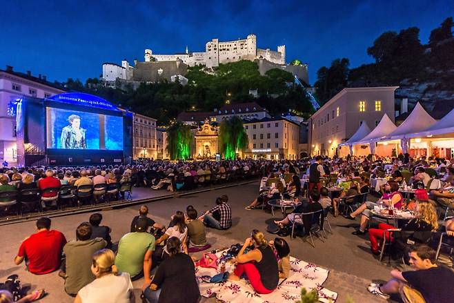 잘츠부르크 페스티벌 지멘스 축제의 밤을 즐기는 사람들. © Tourismus Salzburg GmbH_Guenter Breitegger