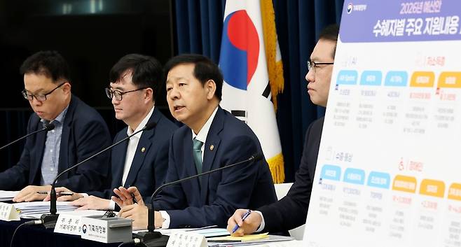 구윤철 경제부총리 겸 기획재정부 장관이 지난 28일 세종시 정부세종청사 중앙동에서 열린 2026년 예산안 및 2025-2029 국가재정운용계획을 발표하고 있다. 뉴스1