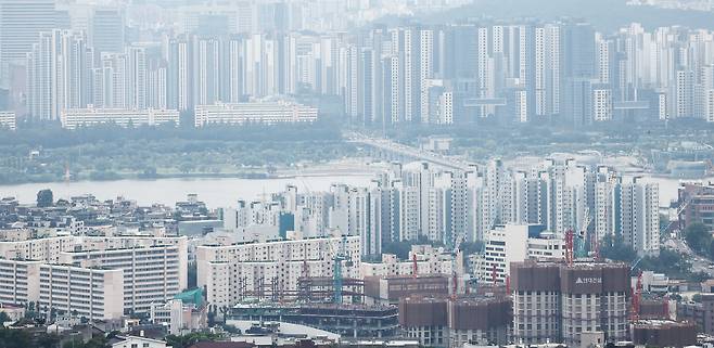 서울 남산타워에서 바라본 아파트 단지 모습./ 사진=뉴스1