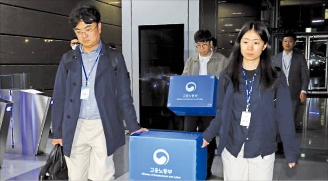 <경찰, 산재 수사 주도권 쥐나> 경기남부경찰청 수사관과 고용노동부 근로감독관들이 지난 4월 붕괴 사고가 발생한 경기 광명시 신안산선 제5-2공구 건설 현장의 시공사인 포스코이앤씨 본사(인천 연수구)에서 압수수색을 마친 뒤 압수품을 옮기고 있다.   연합뉴스