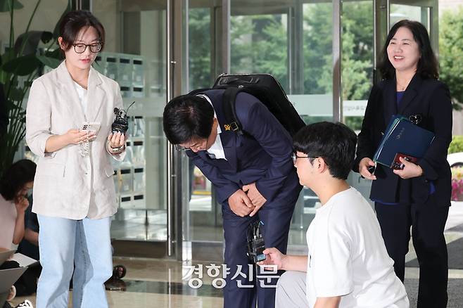 최교진 사회부총리 겸 교육부 장관 후보자가 지난 14일 인사청문회 준비 사무실이 마련된 서울 영등포구 여의도 한국교육시설안전원으로 출근하고 있다. 성동훈 기자