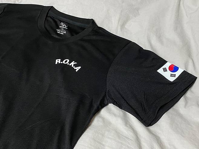 PX에서만 구할 수 있던 육군 티셔츠 ‘로카티’가 아이돌 사복과 SNS를 타고 10~20대 사이에서 일상 속 스트리트 패션으로 확산되고 있다. 블로거 전투토끼(@combat_rabbit) 제공