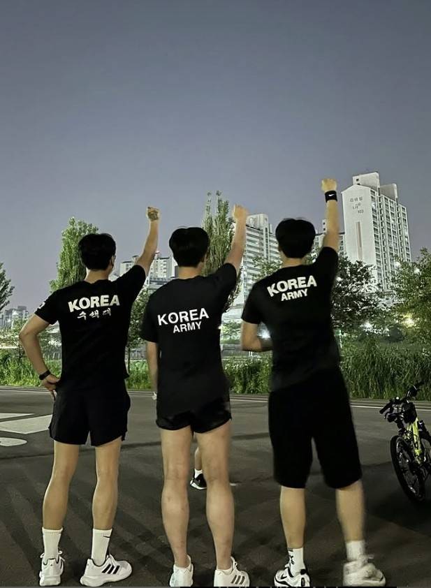 SNS에는 ‘#로카티코디’ 해시태그와 함께 착용샷과 스타일링 방법이 활발히 공유되고, ‘생활 밀착형 아이템’으로 구매를 이어가는 이들도 적지 않다. @editor._.95 제공