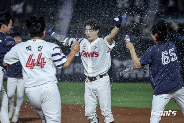 지난 28일 KT전에서 연장 11회말 끝내기 안타를 친 고승민이 동료 선수들에게서 축하를 받고 있다. 롯데 자이언츠 제공