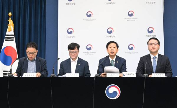 구윤철(오른쪽에서 두 번째) 부총리 겸 기획재정부 장관이 지난 28일 정부세종청사에서 브리핑을 갖고 ‘2026년 예산안’의 주요 내용을 설명하고 있다. 기재부 제공