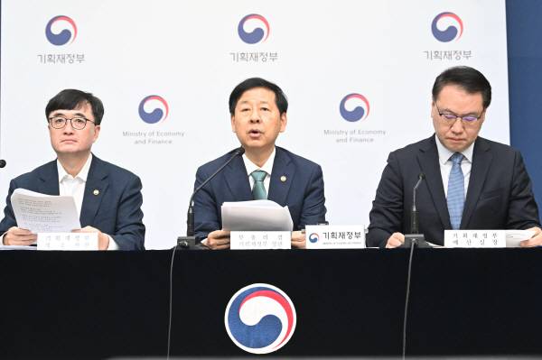 구윤철(가운데) 부총리 겸 기획재정부 장관이 지난 28일 정부세종청사에서 브리핑을 갖고 ‘2026년 예산안’의 주요 내용을 설명하고 있다. 기재부 제공