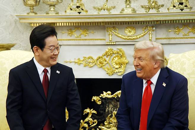 South Korean President Lee Jae Myung, left, and U.S. President Donald Trump laugh during their first bilateral summit at the White House in Washington on Aug. 25. [JOINT PRESS CORPS]