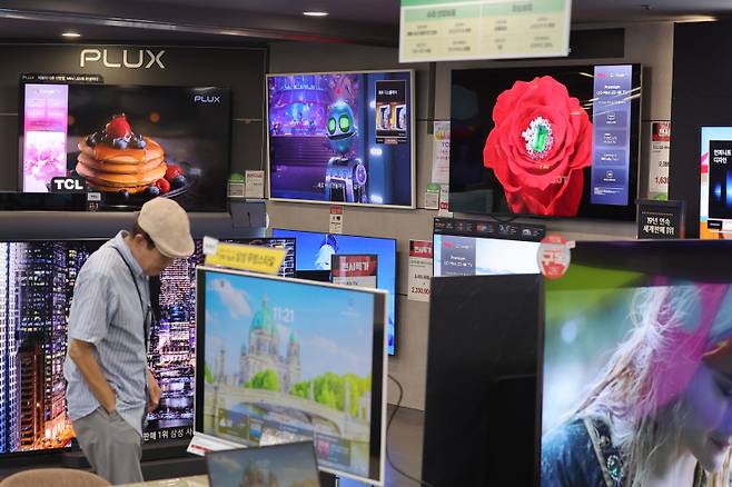 가전제품 구경하는 시민. 연합뉴스