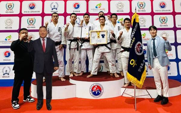 제53회 추계 전국초·중·고유도연맹전에서 남자 고등부 단체전 2연패로 시즌 4관왕에 오른 의정부 경민고 선수들이 서정복 경기도유도회장(앞줄 왼쪽 두번째)과 함께 기념촬영을 하고 있다.경민고 제공