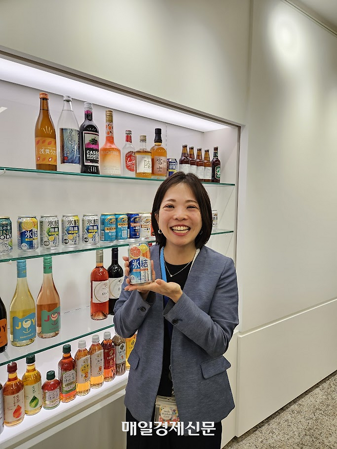 일본에서 판매되는 효케츠 제품을 손에 들고 포즈를 취한 히라오카 쇼코 일본 기린맥주 해외사업부 매니저 [도쿄 이승훈 특파원]