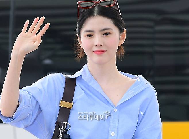 배우 한소희가 대만 팬미팅 참석 차 인천국제공항을 통해 출국하고 있다.