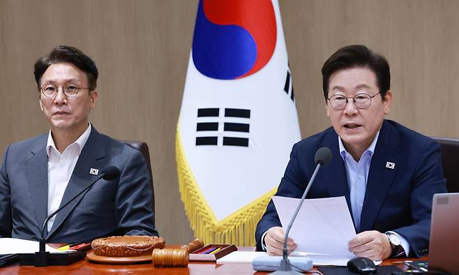 이재명 대통령이 29일 서울 용산 대통령실 청사에서 열린 임시 국무회의에서 발언하고 있다. 이 대통령 왼쪽은 김민석 국무총리 [사진 = 연합뉴스]