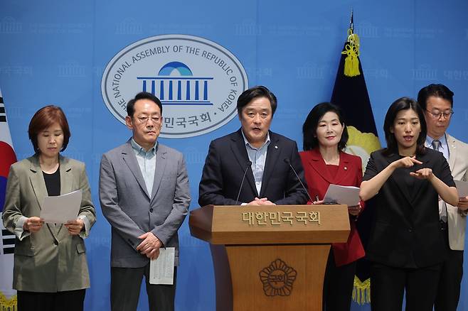 국민의힘 부산 지역 국회의원들이 25일 서울 여의도 국회 의원회관에서 해양수산부 이전 특별법 관련 기자회견을 하고 있다. [사진 출처 = 연합뉴스]