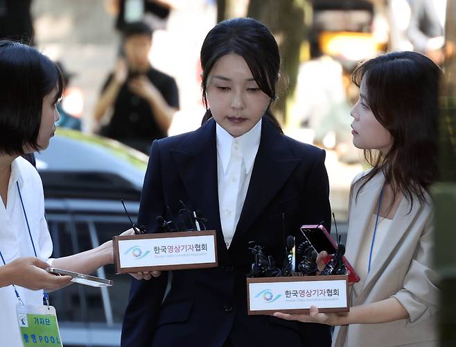 윤석열 전 대통령 부인 김건희 여사가 지난 12일 구속 전 피의자 심문(영장실질심사)을 받기 위해 서울 서초구 서울중앙지법에 출석하고 있다. [사진 출처 = 공동취재단, 연합뉴스]