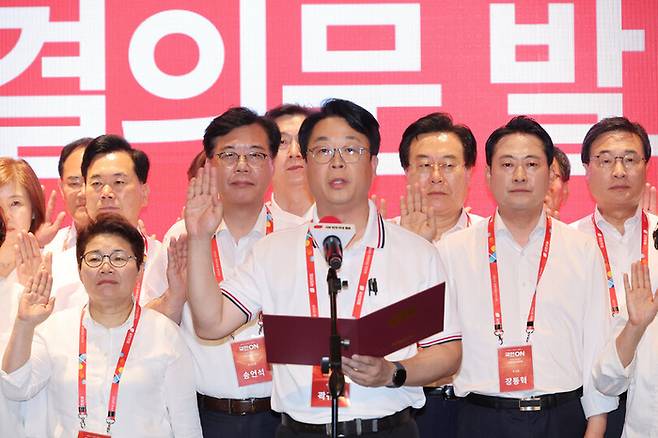 29일 인천국제공항공사 항공교육원에서 열린 2025 국민의힘 국회의원 연찬회에서 장동혁 대표, 송언석 원내대표 등 의원들이 결의문을 발표하고 있다. [사진 출처 = 연합뉴스]