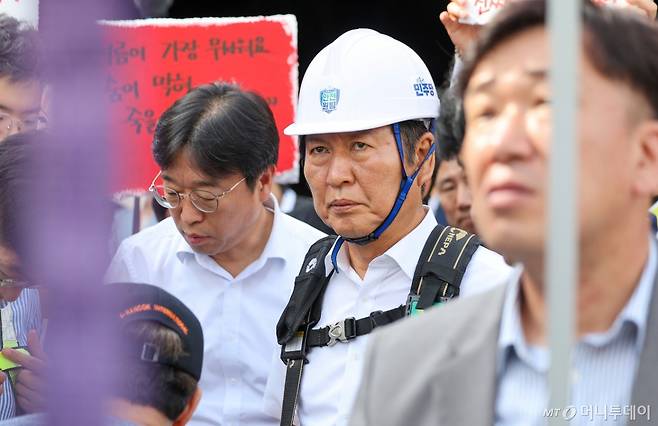 [구미=뉴시스] 이무열 기자 = 정청래 더불어민주당 대표가 28일 경북 구미시 한국옵티칼하이테크를 방문해 599일째 고공농성 중인 박정혜 수석부지회장(금속노조 한국옵티칼하이테크지회)과 면담하기 위해 크레인으로 이동하고 있다. 2025.08.28. lmy@newsis.com /사진=이무열